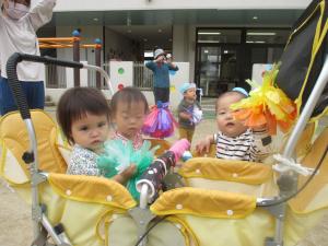 ポンポンを振っています（0歳児）