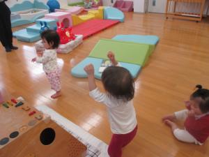 ポーズをしたり、かけ声を出したりしています（0歳児）