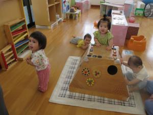 音楽が流れると体を動かします（0歳児）