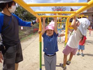 うんていに挑戦（2歳児）