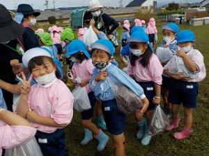 芋の収穫を喜ぶ