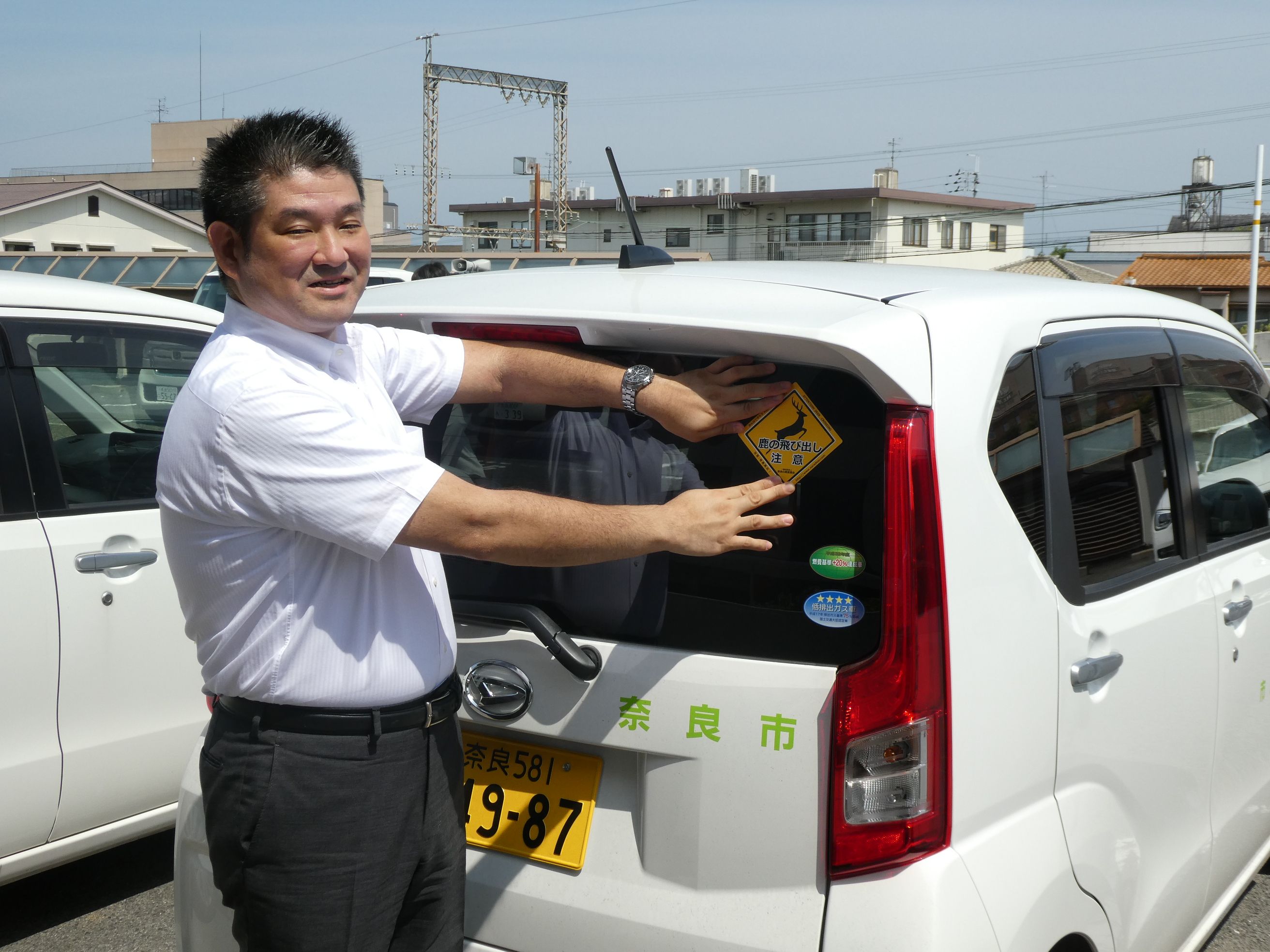 公用車への「鹿飛出し注意のステッカー」貼付の画像