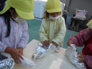 アルミホイルで包んでいます。
