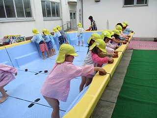 プールサイドの掃除の画像1