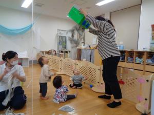 新聞が落ちてくるところを見ています