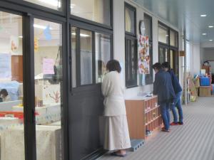 廊下から子ども達の様子を見ています