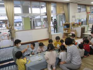 粘土で遊んでいます