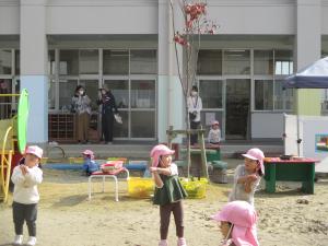 園庭で遊んでいます