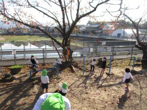 公園で遊んでいます。