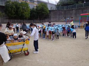 避難訓練（地震）園庭に避難