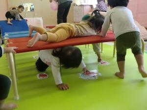 1歳児　トンネルをくぐっています