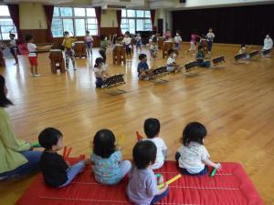 0歳児　5歳児の太鼓演奏を見ています