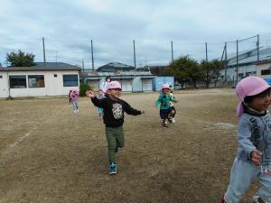 2歳児　グランドを走っています