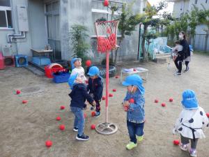 3歳児　玉入れをしています