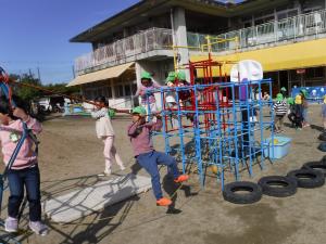 5歳児　綱渡り遊びをしています