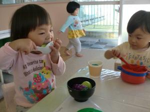 1歳児　ままごと遊びをしています