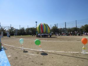 5歳児　バルーンをしています