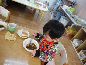 0歳児　自分でスプーンを持って食べています