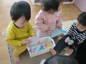 1歳児　指先を使い、洗濯ばさみ遊具で遊んでいます。