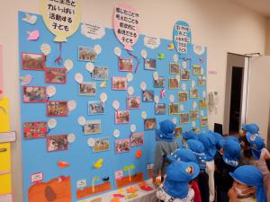 3歳児　人権フェスタ展示を見ています。