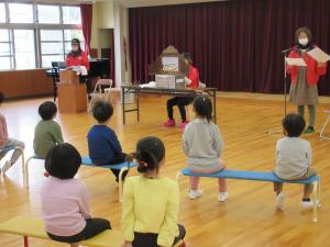 4・5歳児　防災紙芝居を見ています。