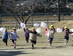 凧揚げで走っている様子