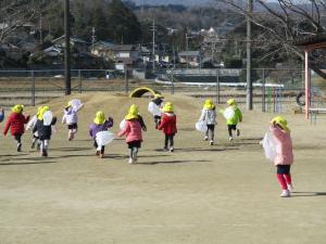 凧揚げをしている様子　もう一度挑戦だよ