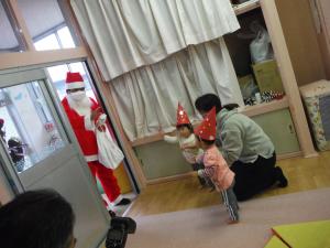 クリスマス会　0歳児　サンタさんにプレゼントをもらいました