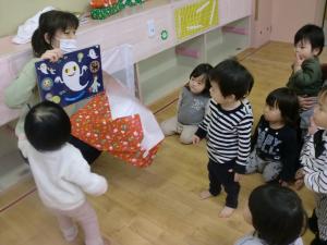 クリスマス会　1歳児　さっそくプレゼントを開けてみました