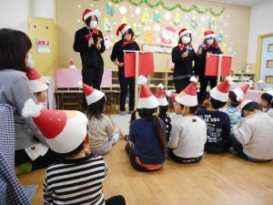 クリスマス会　2歳児　保育者によるハンドベルの演奏