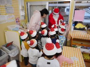 クリスマス会　2歳児　サンタさんが来てくれました