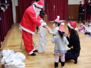 クリスマス会　3，4，5歳児　サンタさんにプレゼントを頂きました。