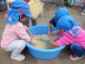 3歳児　お外もおもちゃの大掃除