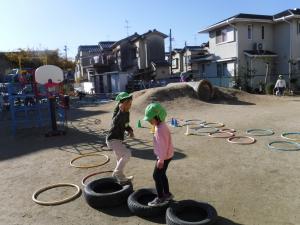 5歳児　戸外でじゃんけんゲーム