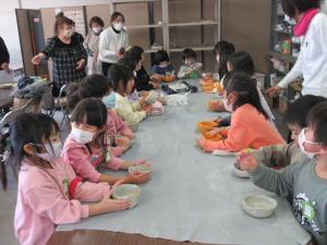 陶芸教室　5歳児　器を触ってみています