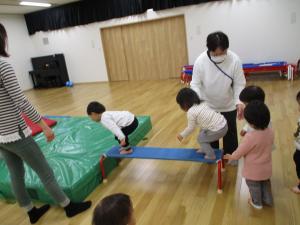 運動遊び｛わたって、ぴょん。（1歳児）