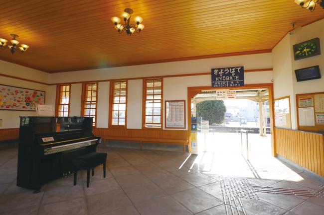 誰でも弾ける京終駅のストリートピアノ。電車を待つ人だけでなく、遠くから弾きに来る人も。