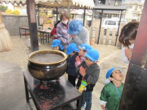 ぜんざい供養の見学に、油かけ地蔵さんについたところです。