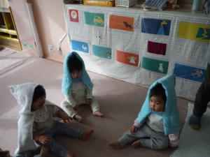 0歳児さんが防災頭巾を被って避難訓練をしています。