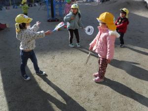 4歳児さんが羽根つきをしています。