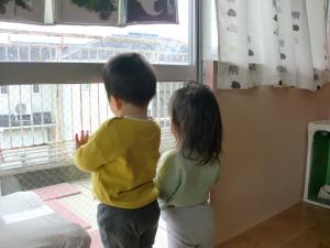 1歳児　窓の外の様子を見ています。