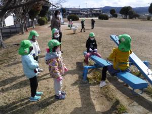 ５歳児　公園でのシーソー遊び