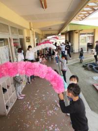 在園児による祝福のアーチと花吹雪