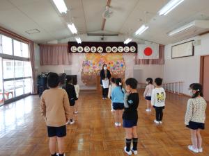 園長先生の話を聞いている