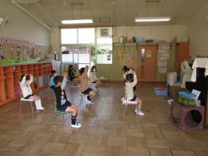先生の話を聞いている