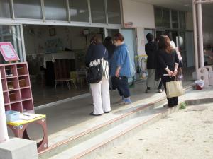 お部屋の中をみている保護者