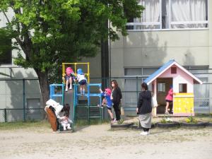 ジャングルジムで遊ぶ4歳児