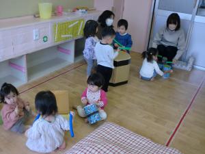 1歳児　太鼓遊びの様子