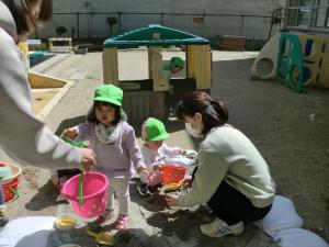 1歳児　園庭遊びの様子