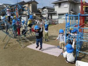 4歳児　綱渡り遊び